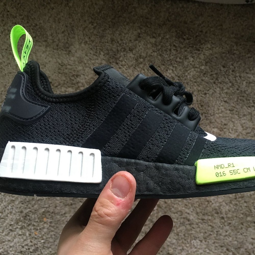 Men NMD_R1 'Black Signal Green' – Size US 10.5 new
